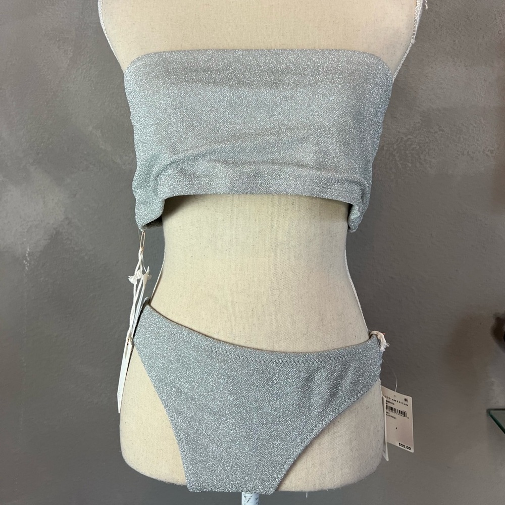 Good American silver set. Top is size 5 and bottom size 4 NWT - Picture 8 of 10